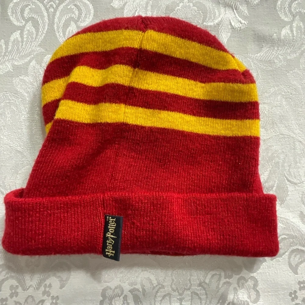 Harry Potter Gryffindor Cuffed Beanie Knit Hat And Scarf Combo Set - Picture 5 of 11